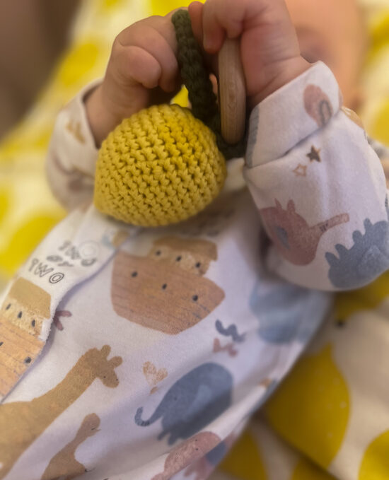 Rankų darbo nertas kramtukas - barškutis „Citrina“